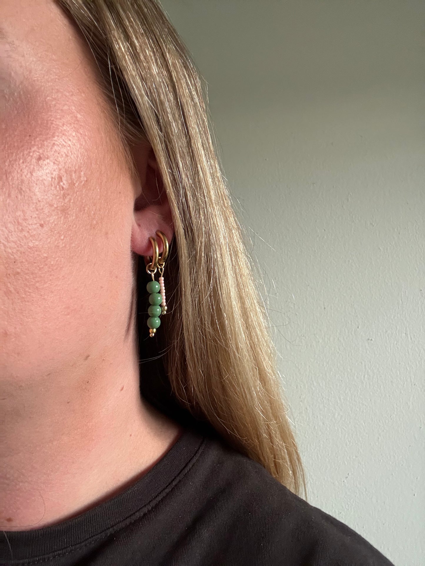 Olive hoops zijn handgemaakt en stainless steel met olijfkleur kralen