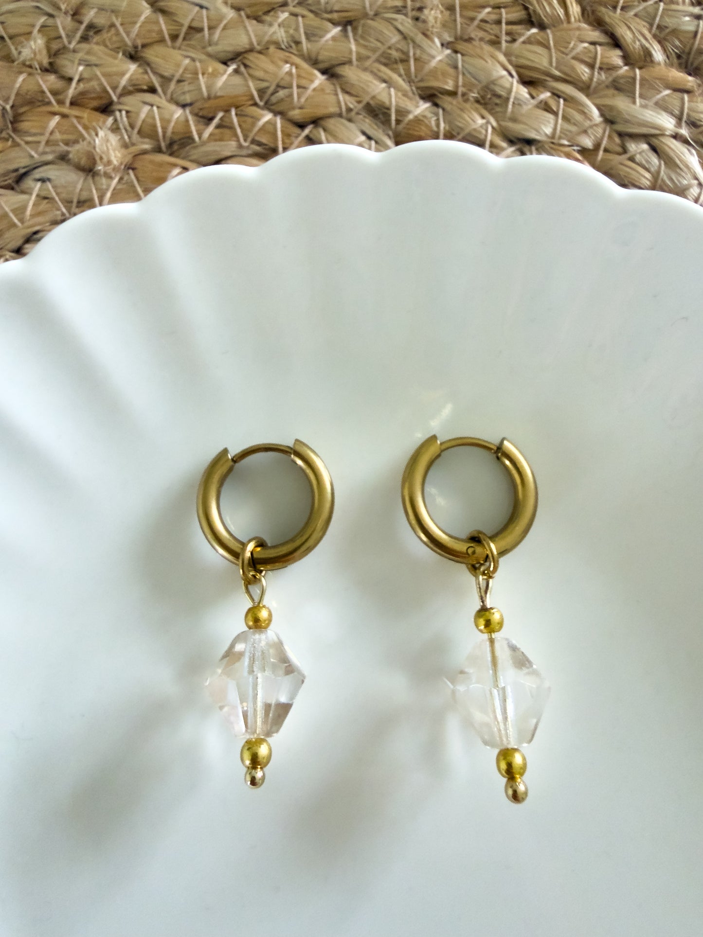 Nova Hoops gouden stainless steel oorbellen met transparante facetkralen