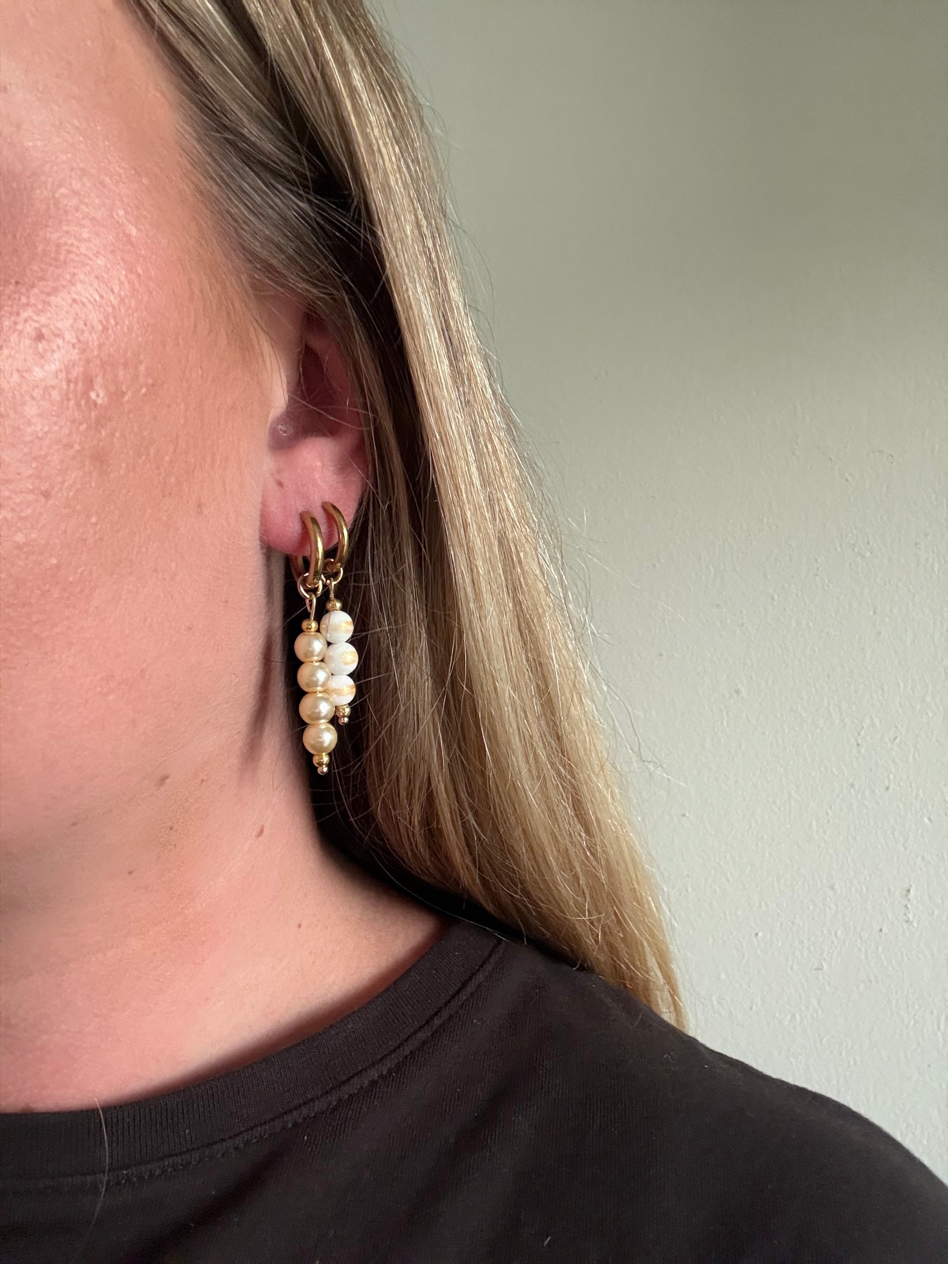 Amora hoops zijn minimalistische oorbellen met honingkleur kralen