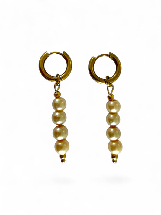 Amora hoops zijn minimalistische oorbellen met honingkleur kralen