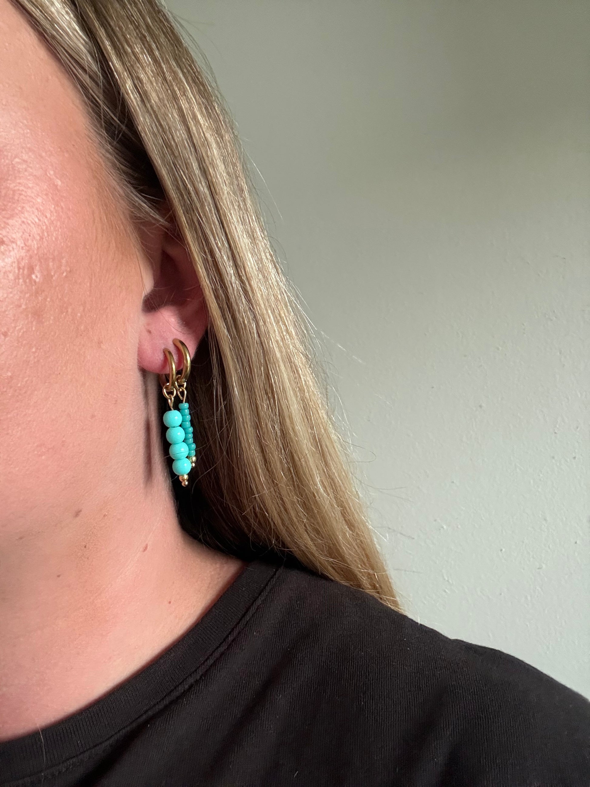 De aqua hoops zijn handgemaakt en stainless steel met turquoise kralen