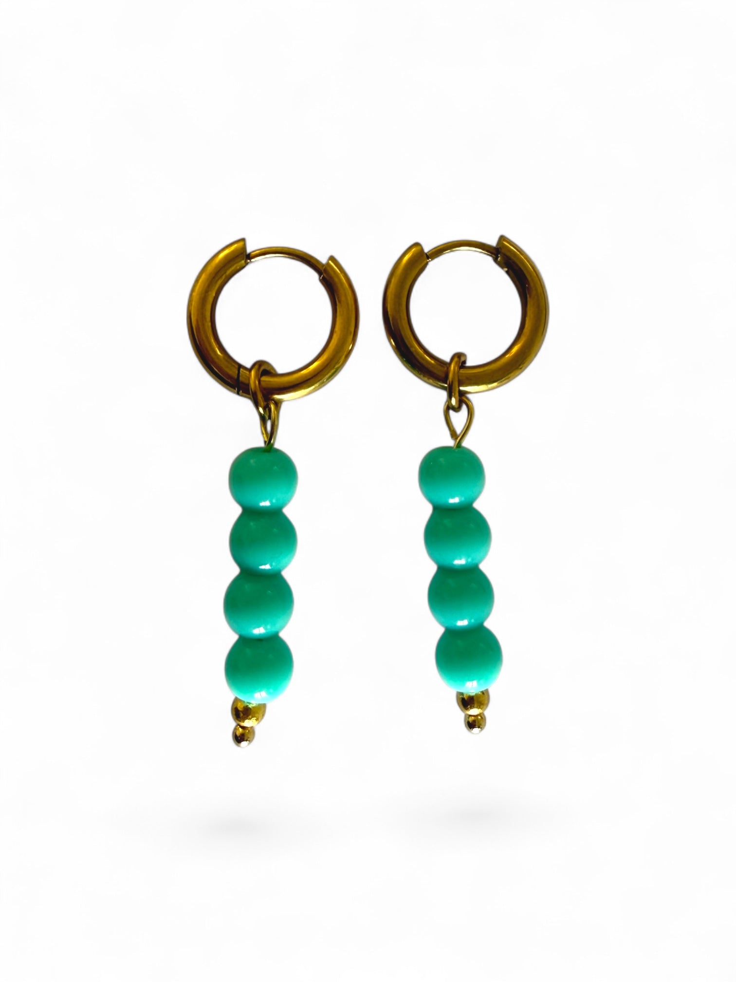 De aqua hoops zijn handgemaakt en stainless steel met turquoise kralen