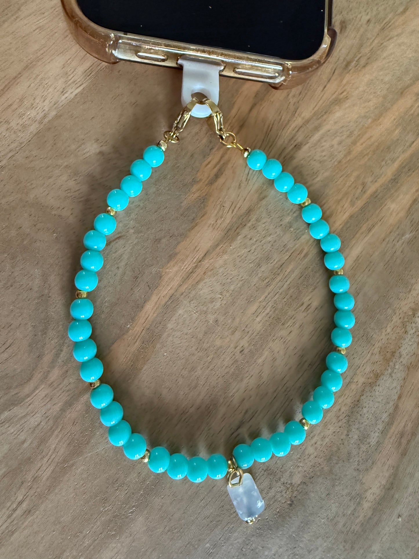 Aqua telefoonkoord met turquoise kralen en bedel