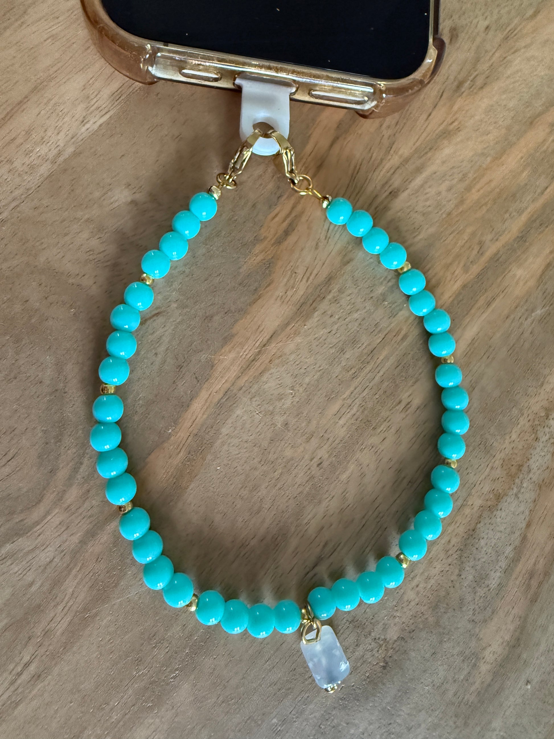 Aqua telefoonkoord met turquoise kralen en bedel