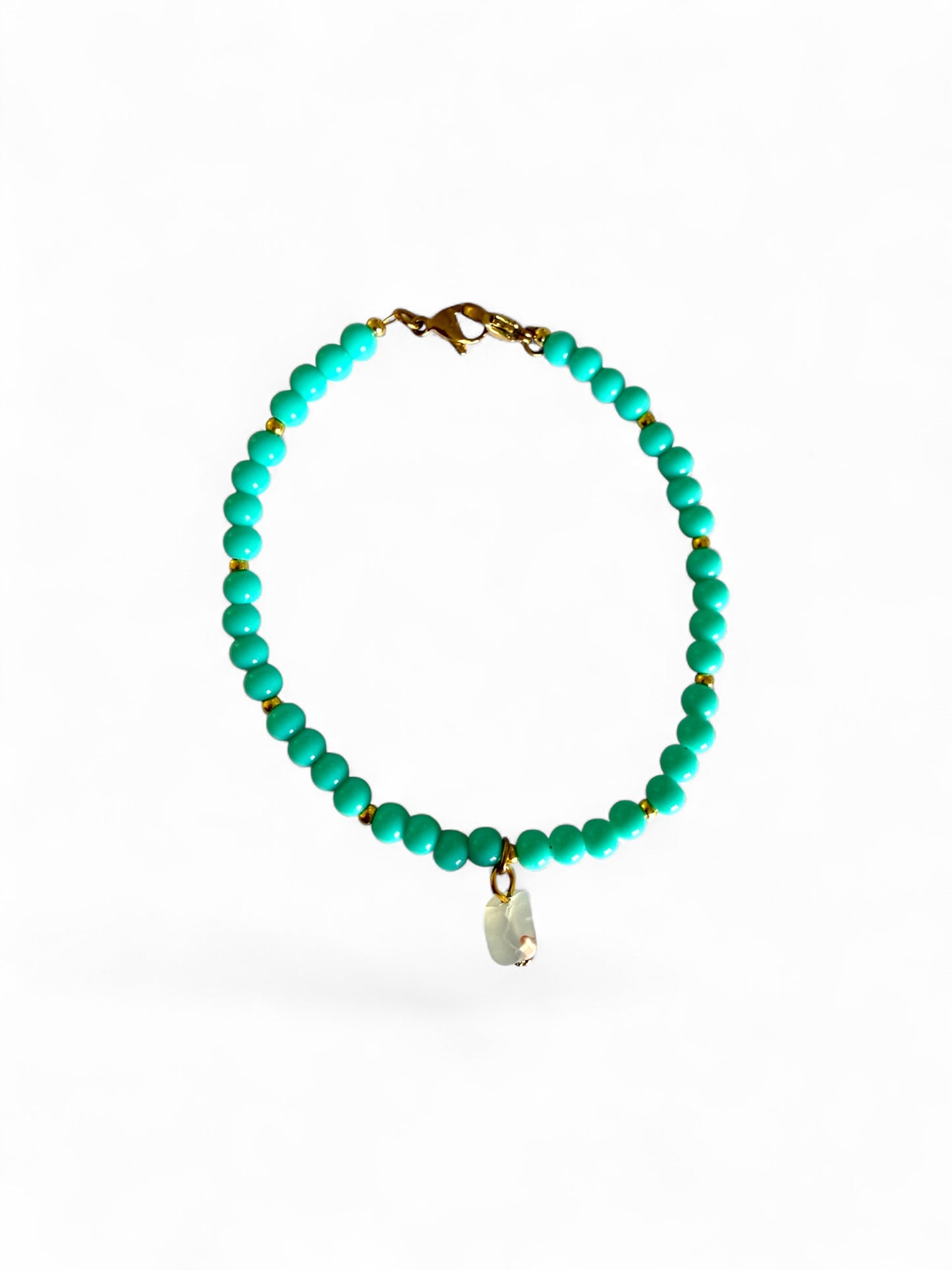 Aqua telefoonkoord met turquoise kralen en bedel