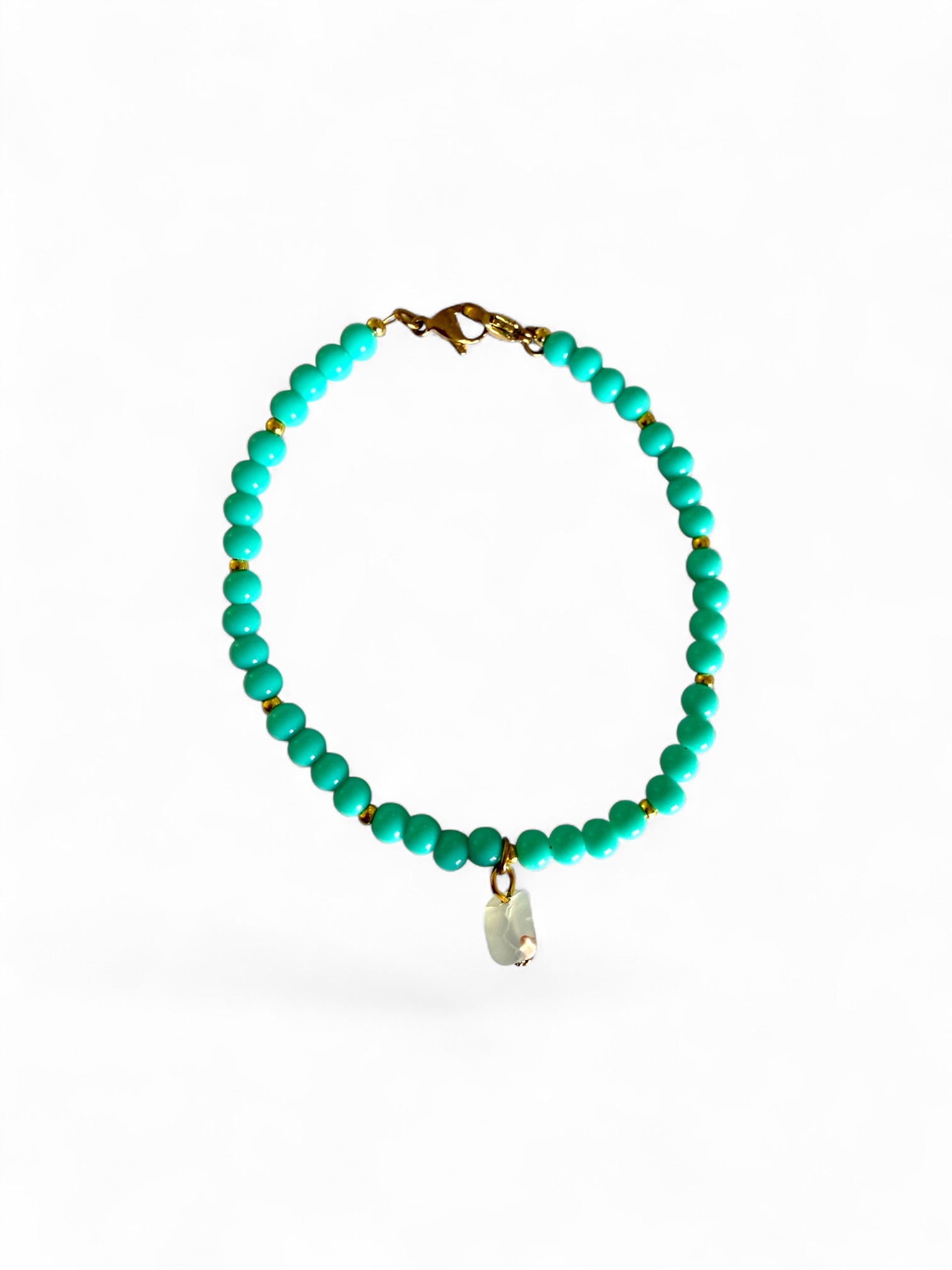 Aqua telefoonkoord met turquoise kralen en bedel
