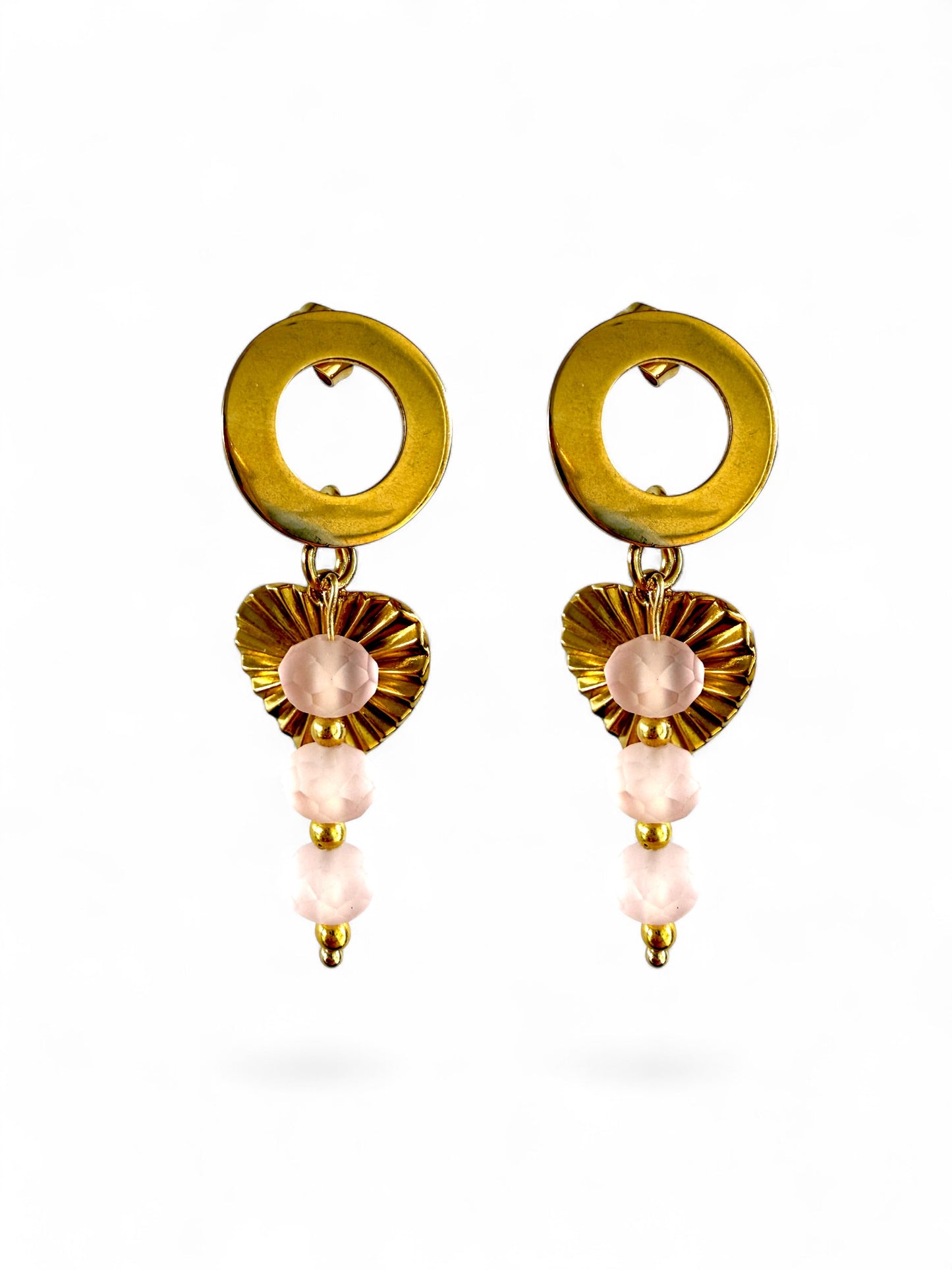 Celeste gouden stainless steel oorstekers met hartbedel en lichtroze kralen