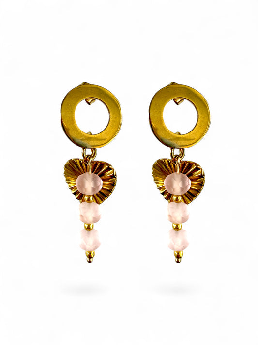 Celeste gouden stainless steel oorstekers met hartbedel en lichtroze kralen