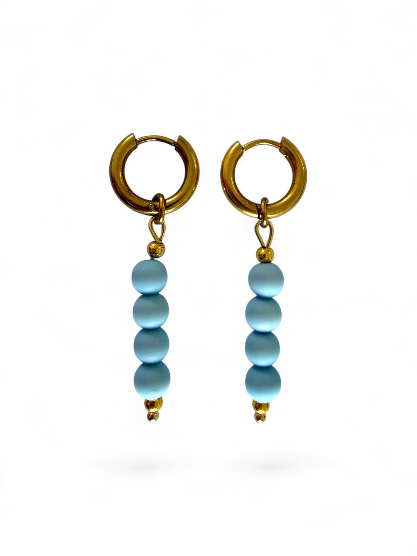 Gouden minimalistische oorbellen met blauwe kralen