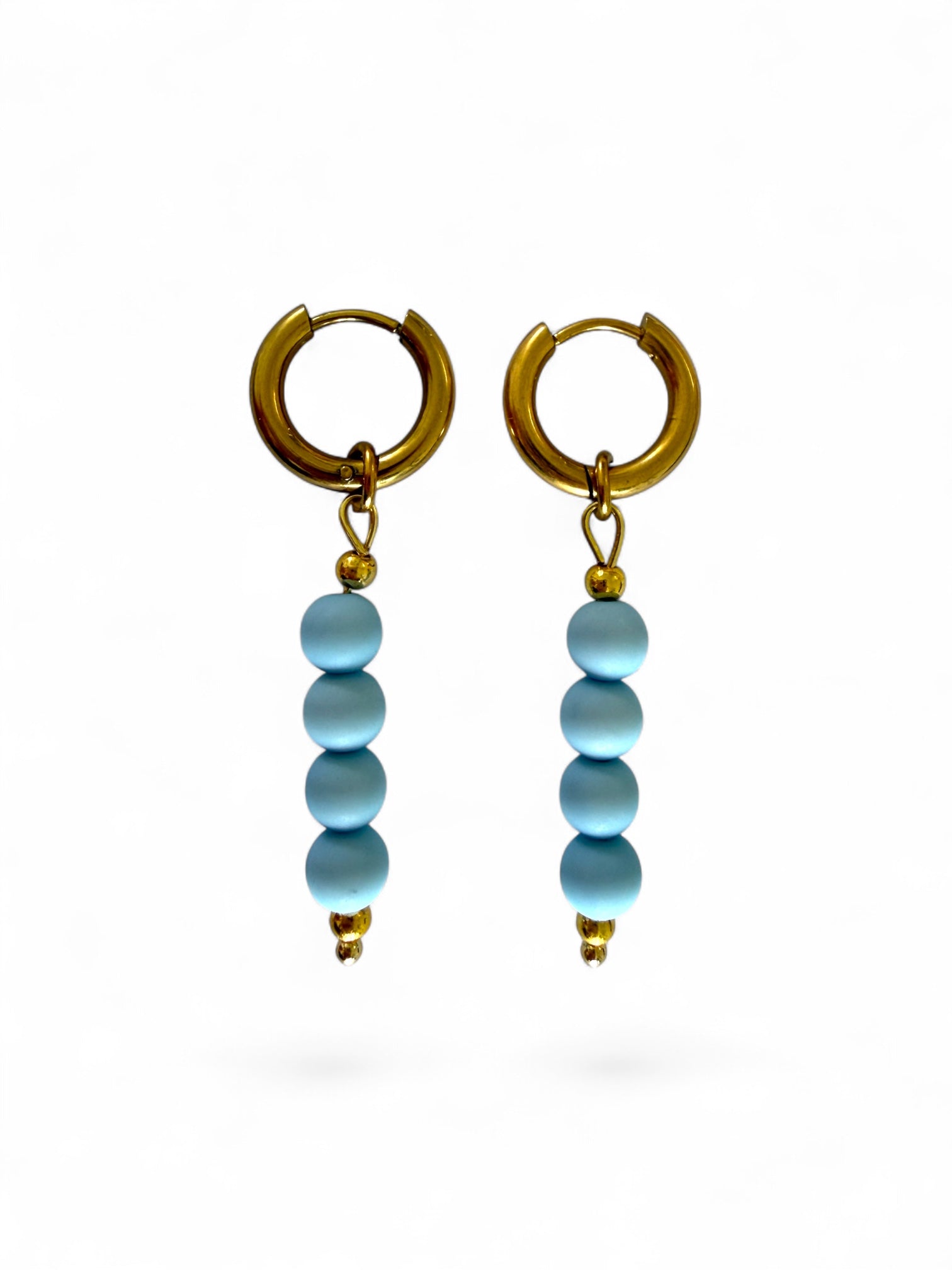 Gouden minimalistische oorbellen met blauwe kralen