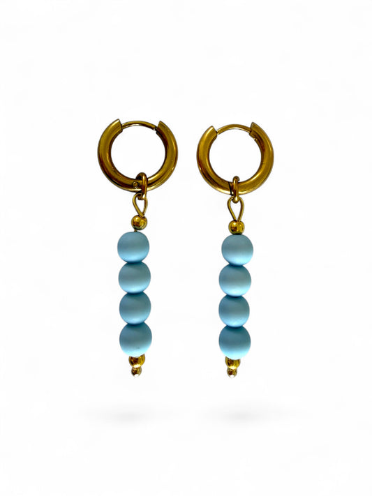 Gouden minimalistische oorbellen met blauwe kralen