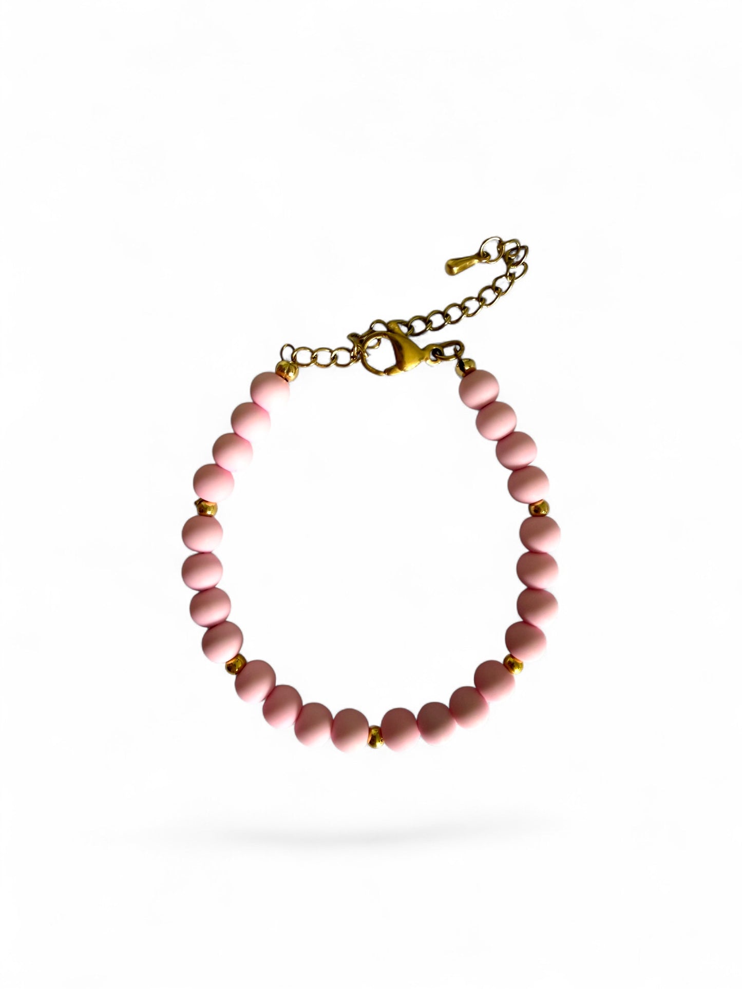 Britt armband is handgemaakt en stainless steel. Gemaakt van roze kralen
