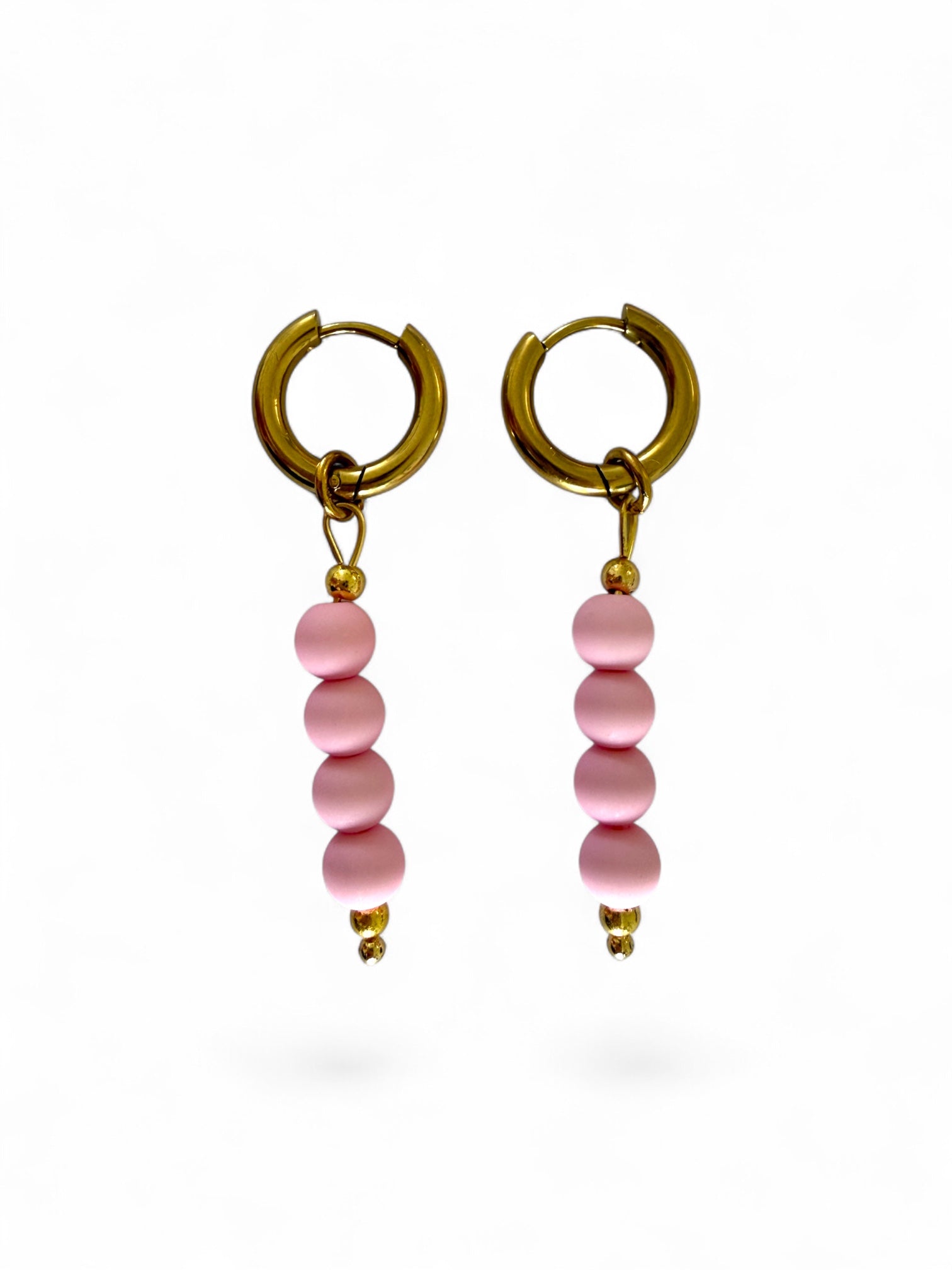 Britt hoops zijn gouden oorbellen met roze kralen