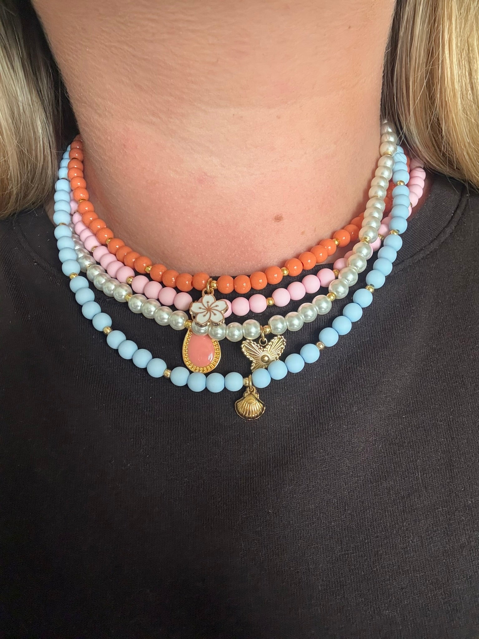Britt ketting met roze kralen en een bedel