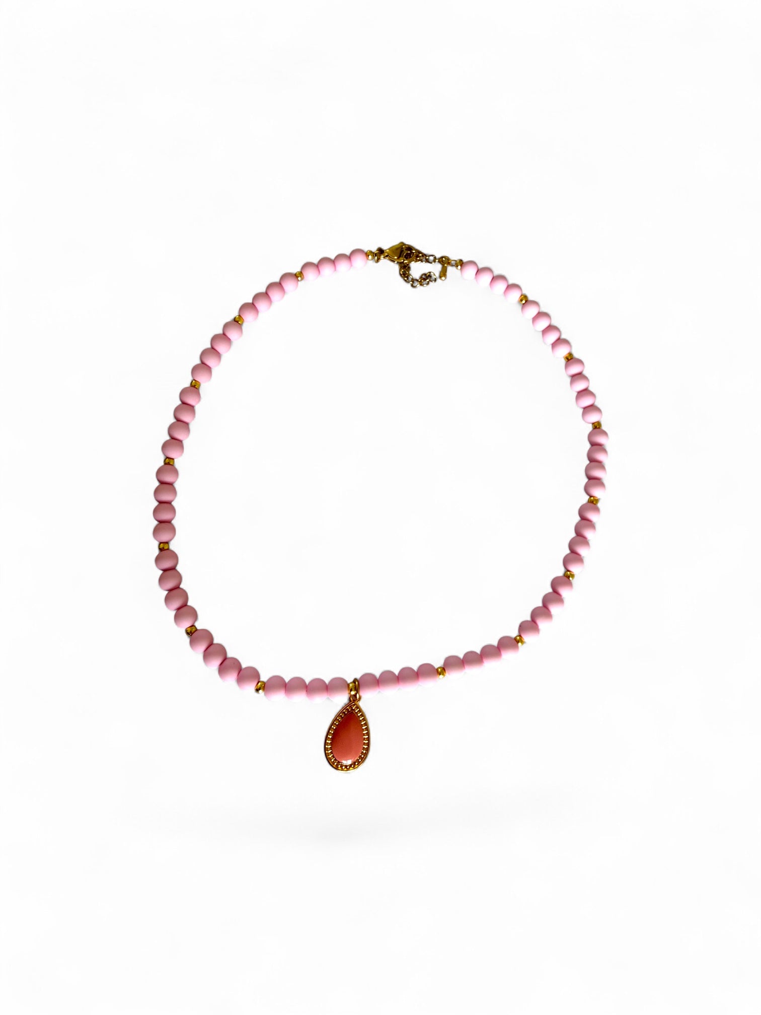 Britt ketting met roze kralen en een bedel
