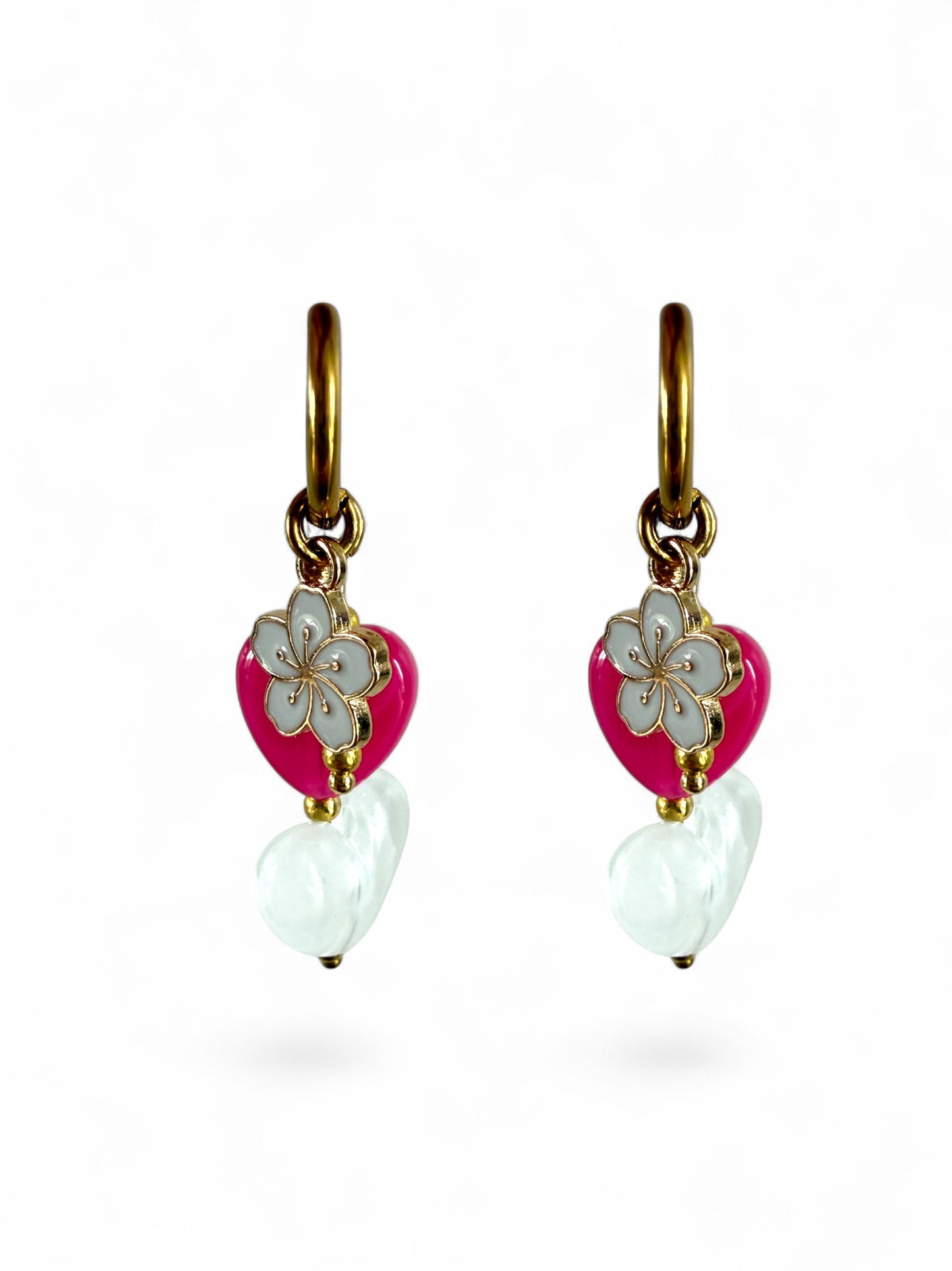 Fleur oorbellen goud stainless steel met wit en roze hart. een wit bloemenbedeltje met roze kralen