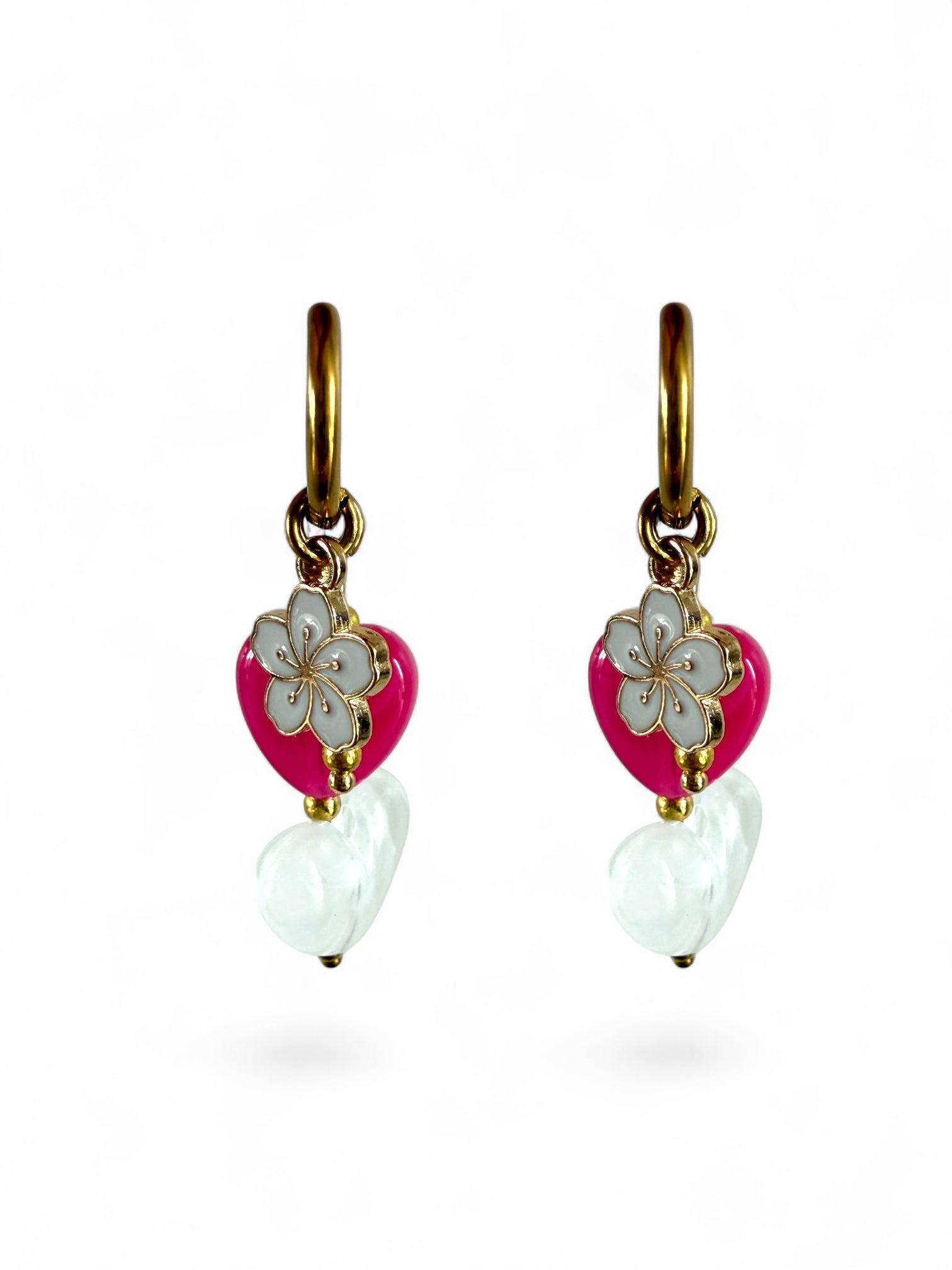 Fleur oorbellen goud stainless steel met wit en roze hart. een wit bloemenbedeltje met roze kralen