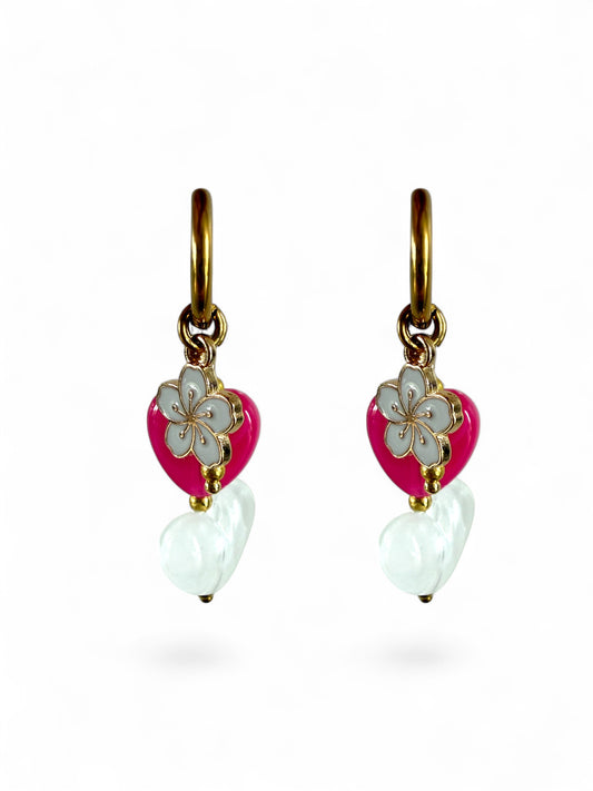 Fleur oorbellen goud stainless steel met wit en roze hart. een wit bloemenbedeltje met roze kralen