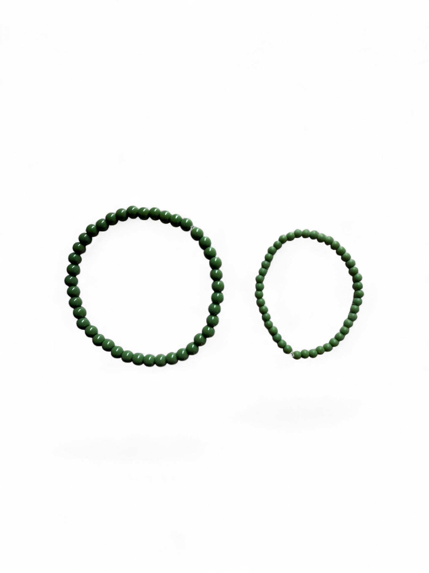 De forest set is een handgemaakte armband met donkergroene kralen