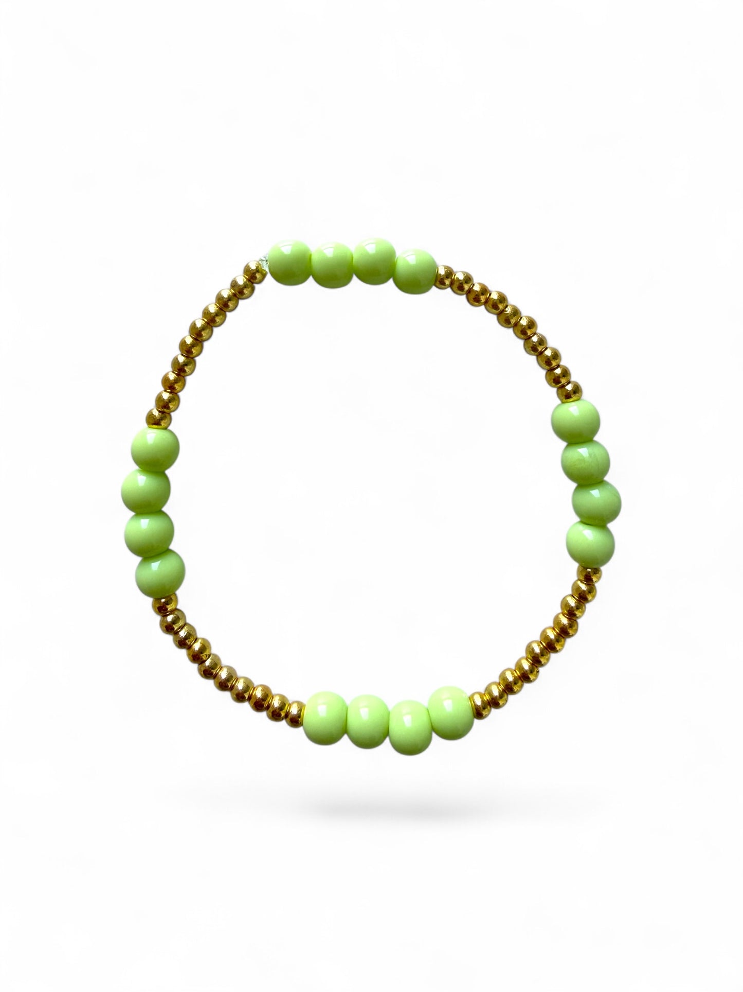 Pistachio armband met lichtgroene en gouden kralen