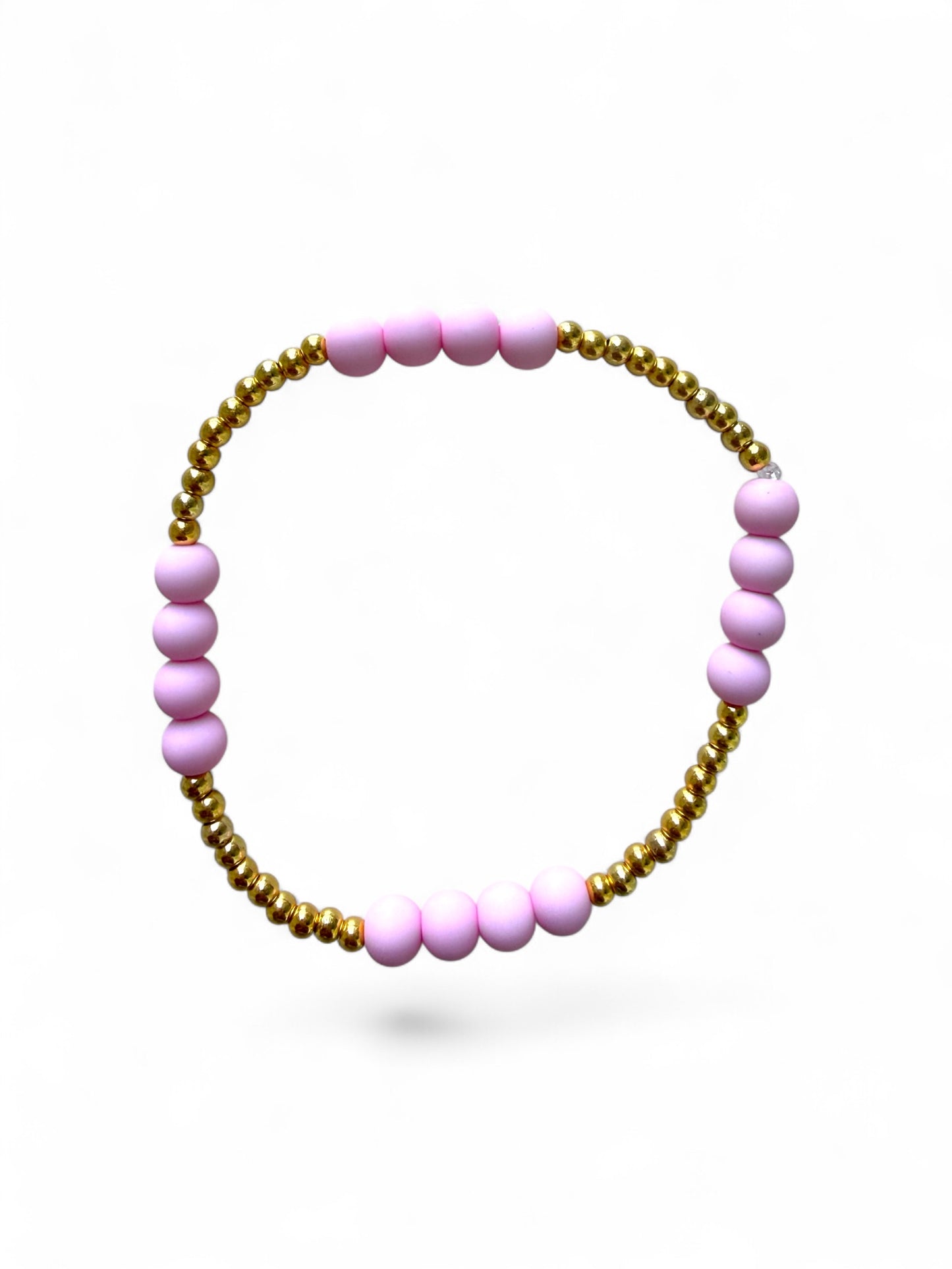 Blush pink armband met lichtroze en gouden kralen