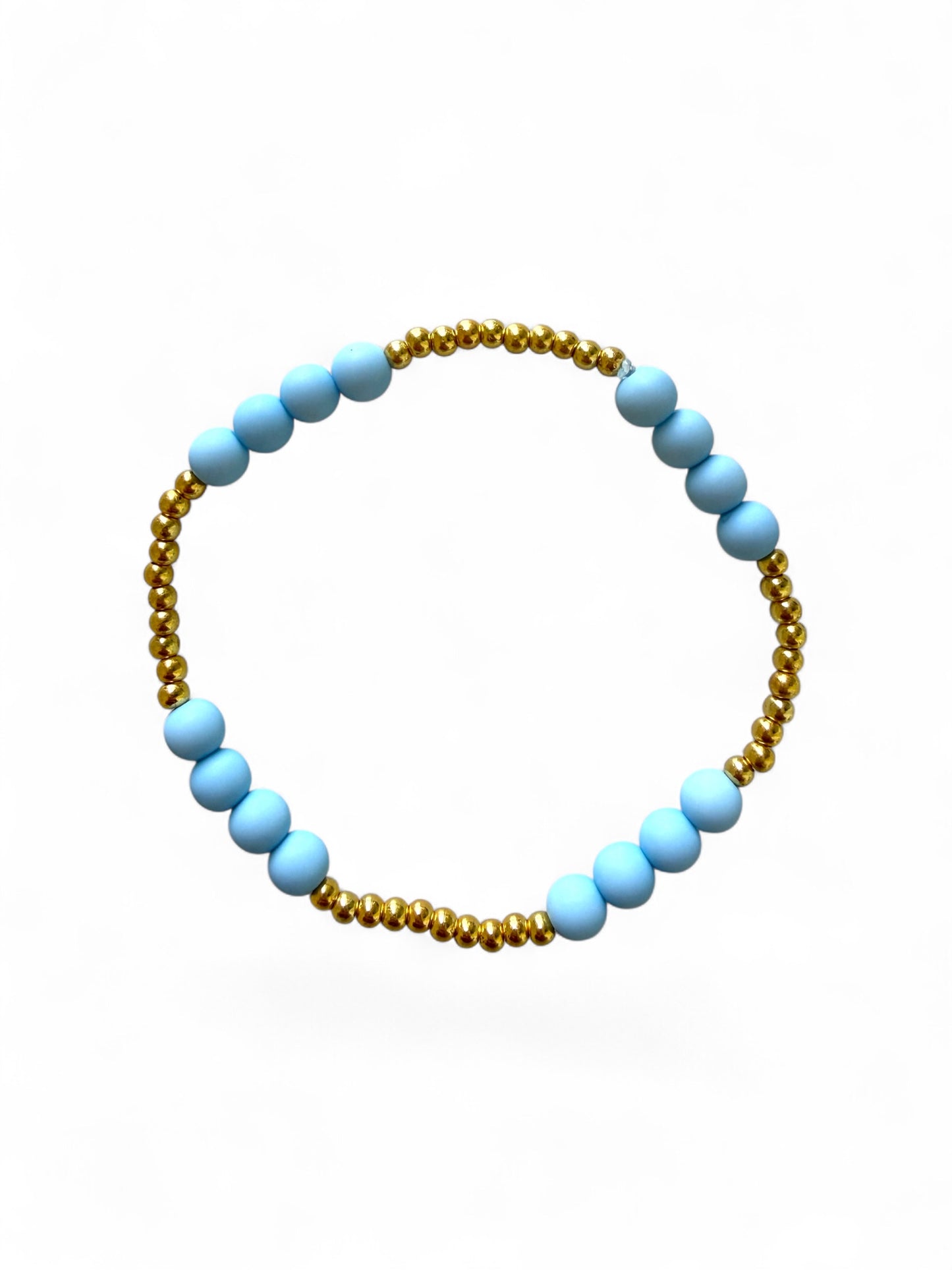 Sky blue armband met lichtblauwe en gouden kralen