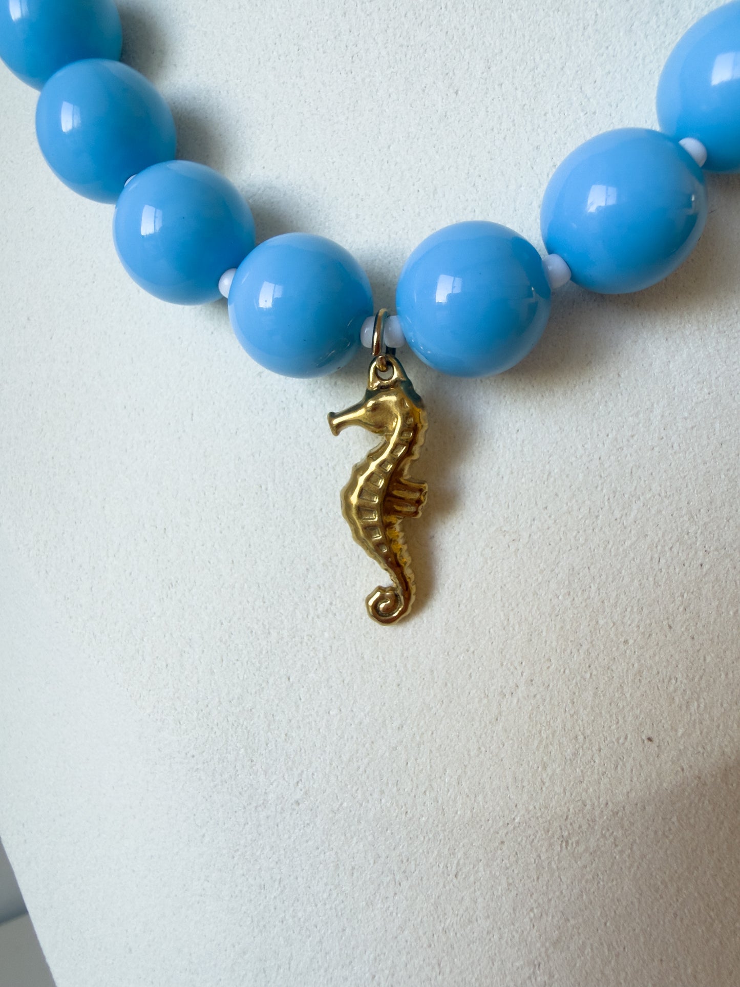 Isla ketting blauw met zeepaardje