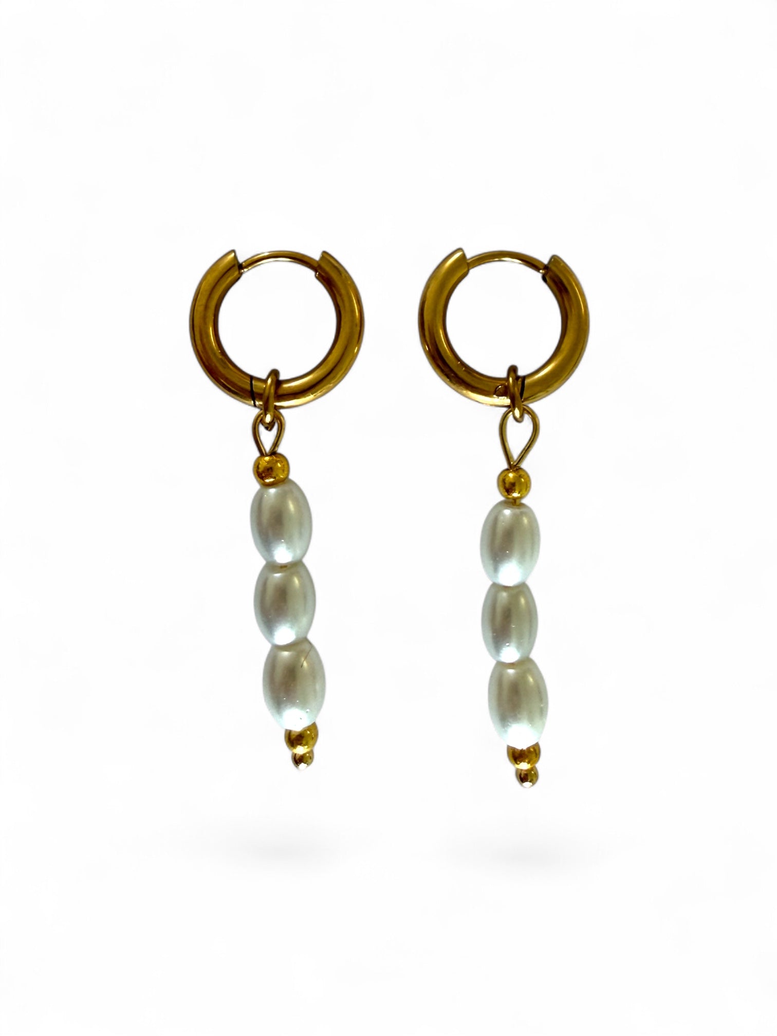 Ivory hoops met ovale witte kralen zijn stainless steel en handgemaakt
