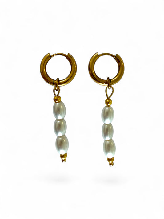 Ivory hoops met ovale witte kralen zijn stainless steel en handgemaakt