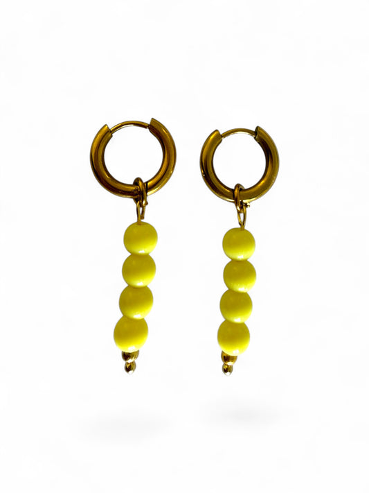 De Lemon hoops zijn handgemaakt van stainless steel en gele kralen
