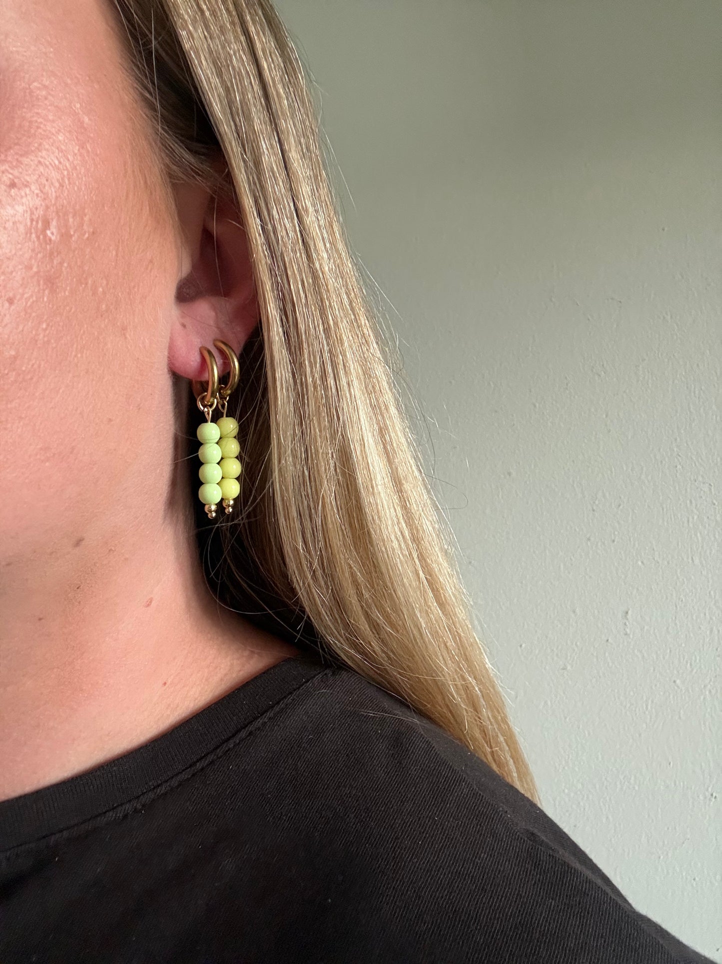 Lime oorbellen zijn handgemaakt van stainless steel en lichtgroene kralen