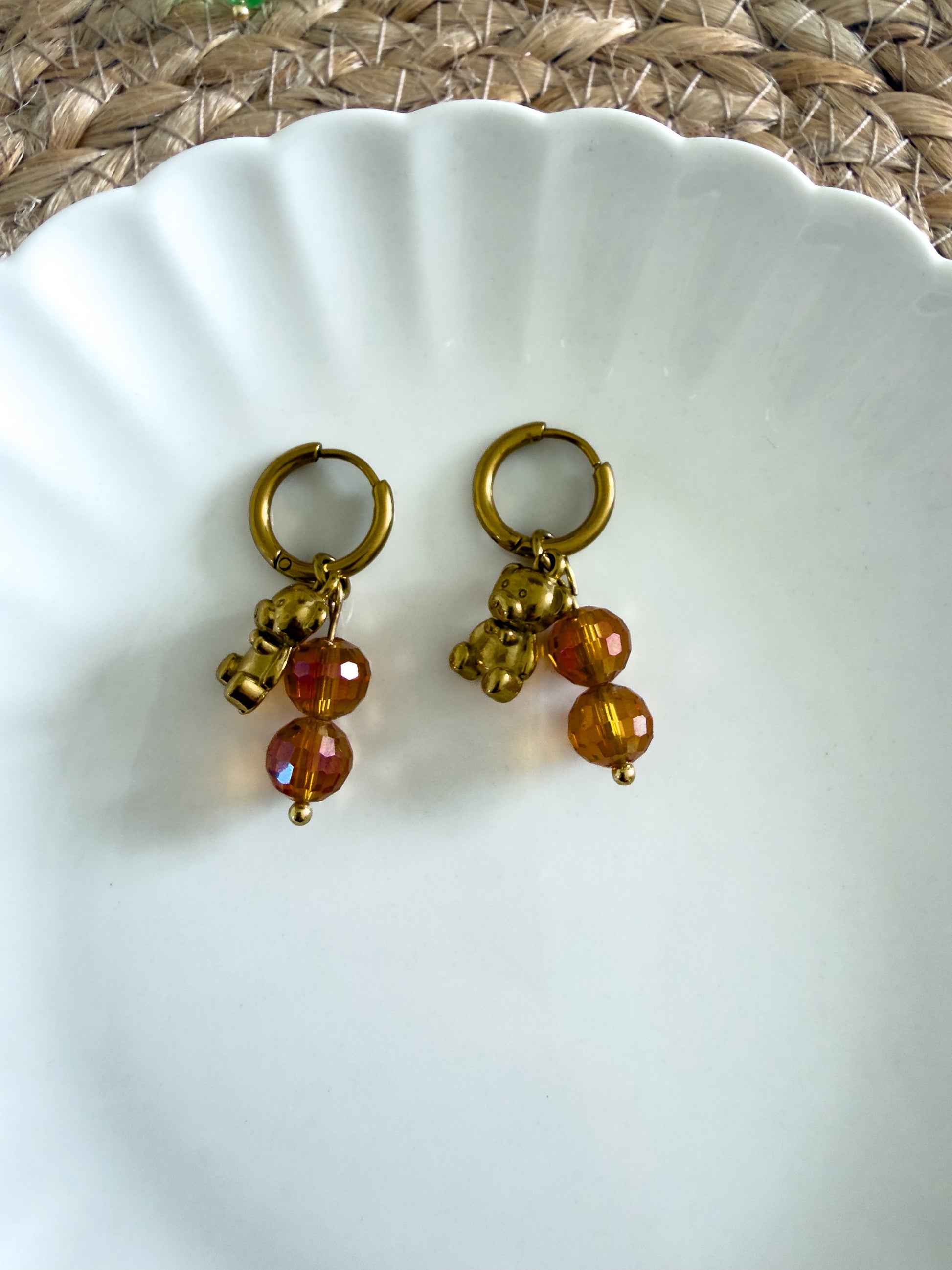 Liora charm is een handgemaakte gouden stainless steel oorbel met een beertje bedel