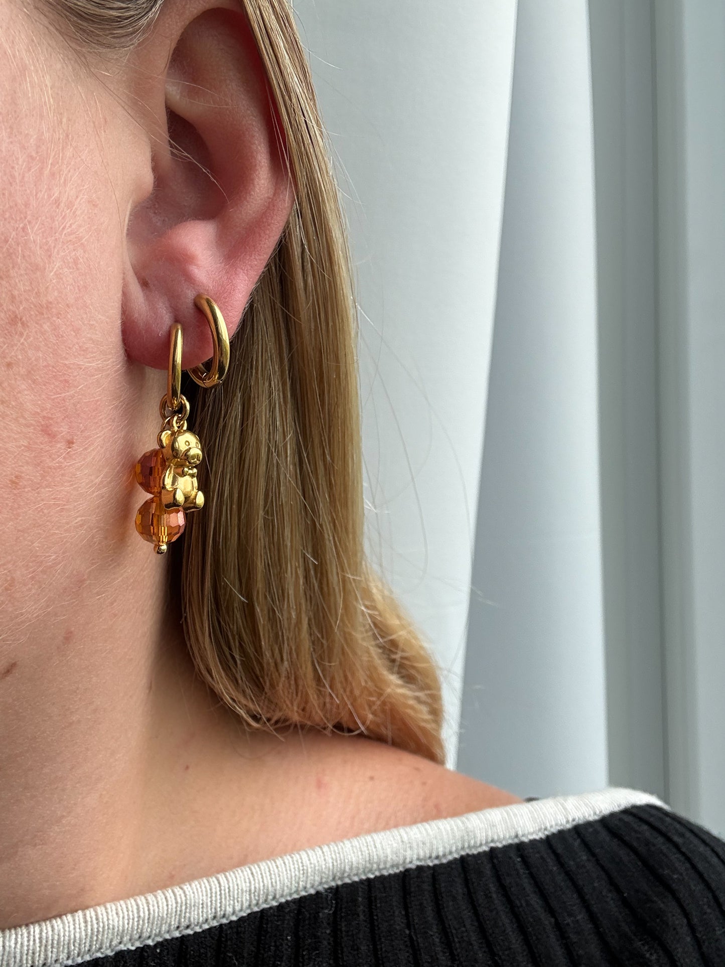 Liora charm is een handgemaakte gouden stainless steel oorbel met een beertje bedel