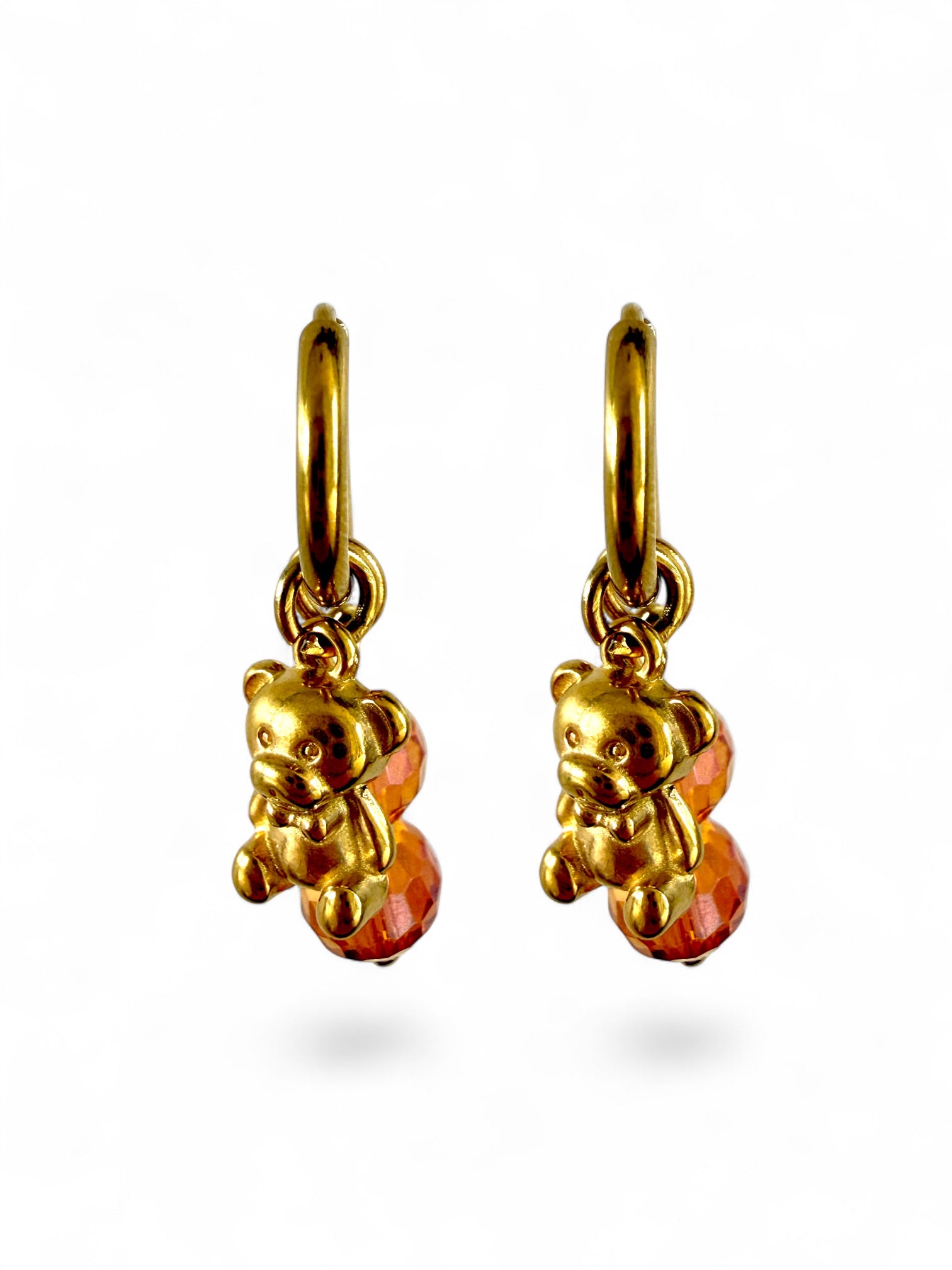 Liora charm is een handgemaakte gouden stainless steel oorbel met een beertje bedel