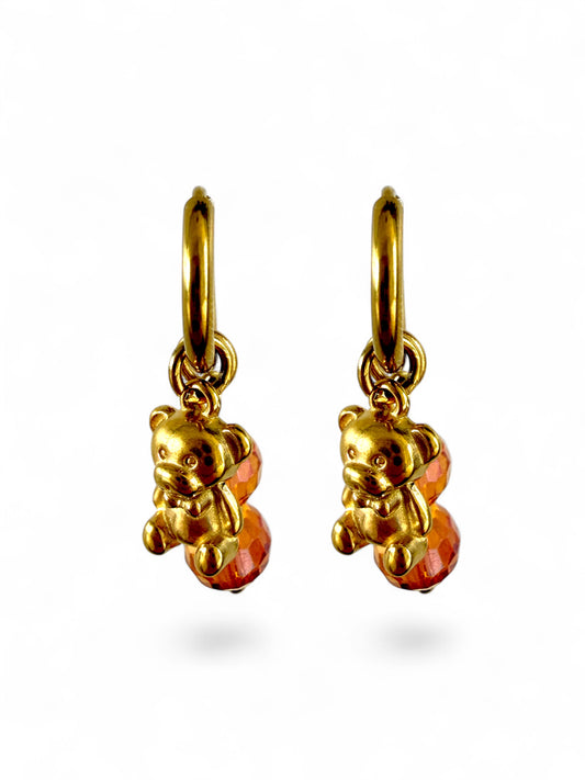 Liora charm is een handgemaakte gouden stainless steel oorbel met een beertje bedel