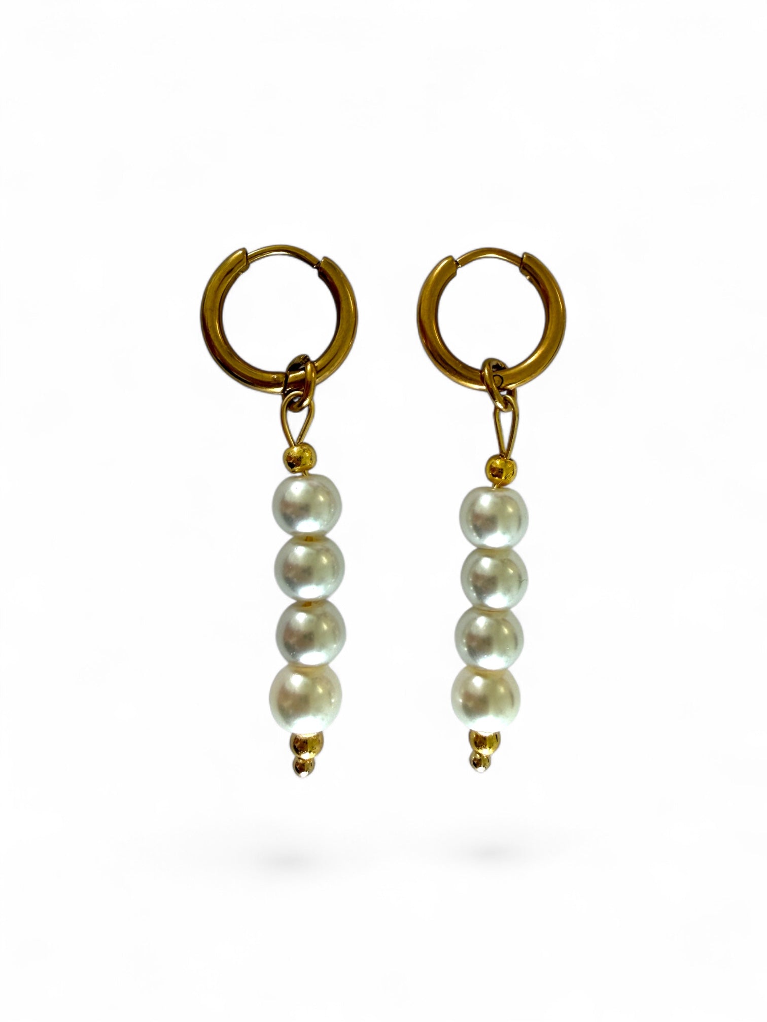 Lunelle hoops zijn stainless steel oorbellen met vanillekleur kralen