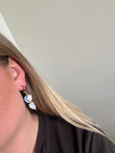 Mist oorbellen stainless steel met een blauw en wit hartje. Wit bloemenbedeltje en witte kralen