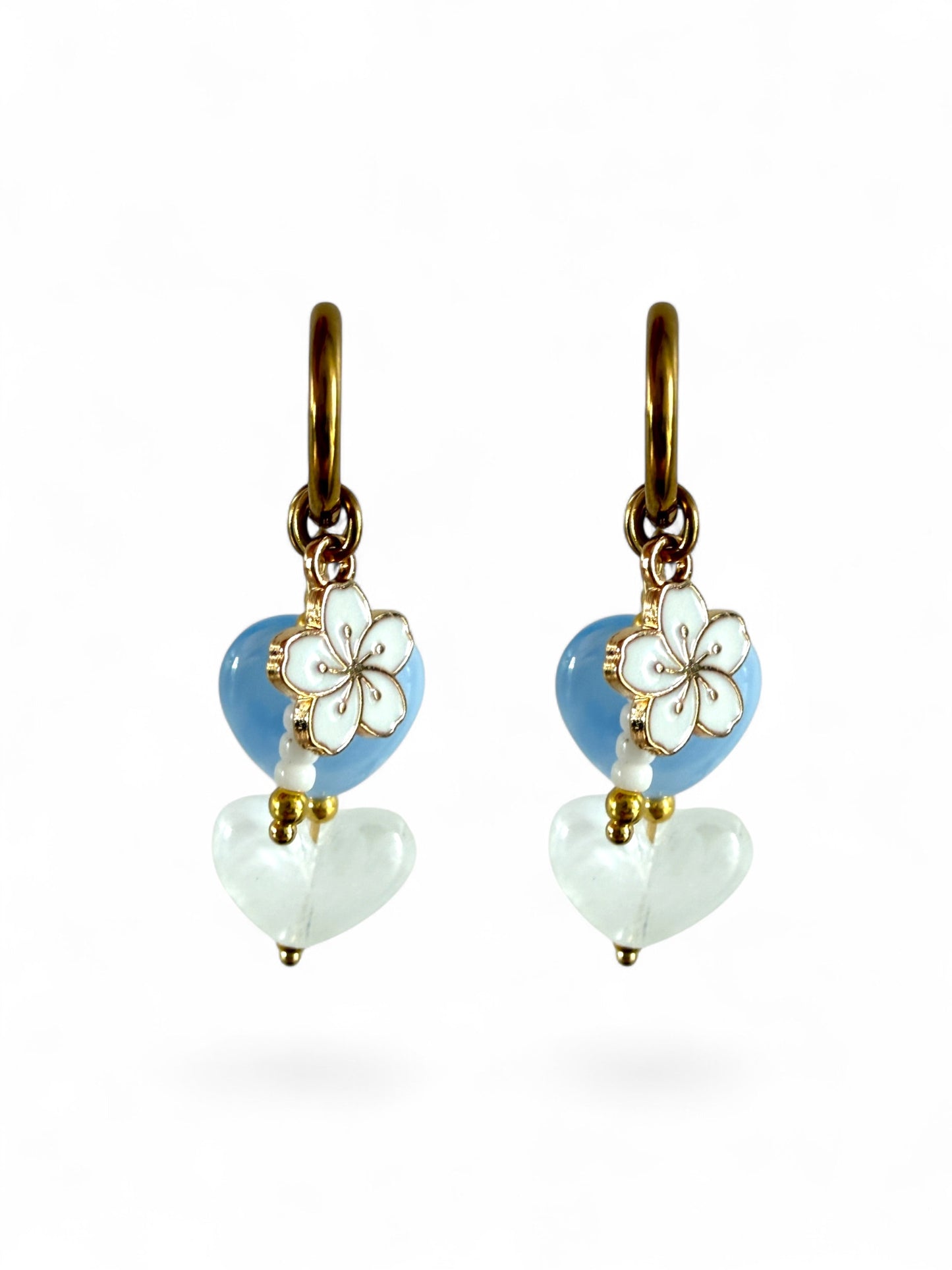 Mist oorbellen stainless steel met een blauw en wit hartje. Wit bloemenbedeltje en witte kralen