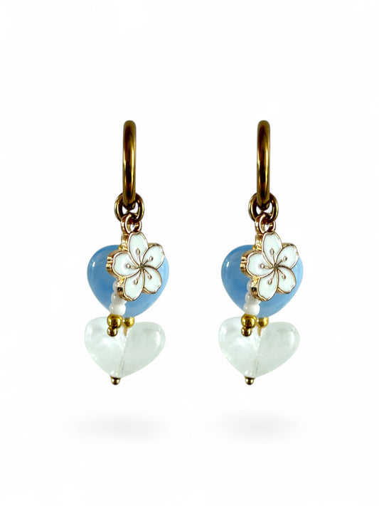 Mist oorbellen stainless steel met een blauw en wit hartje. Wit bloemenbedeltje en witte kralen