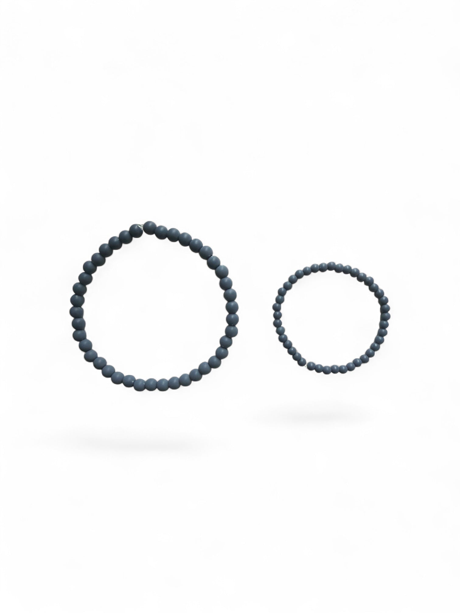 De ocean set is een armband met donkerblauwe kralen en te combineren met jouw mini