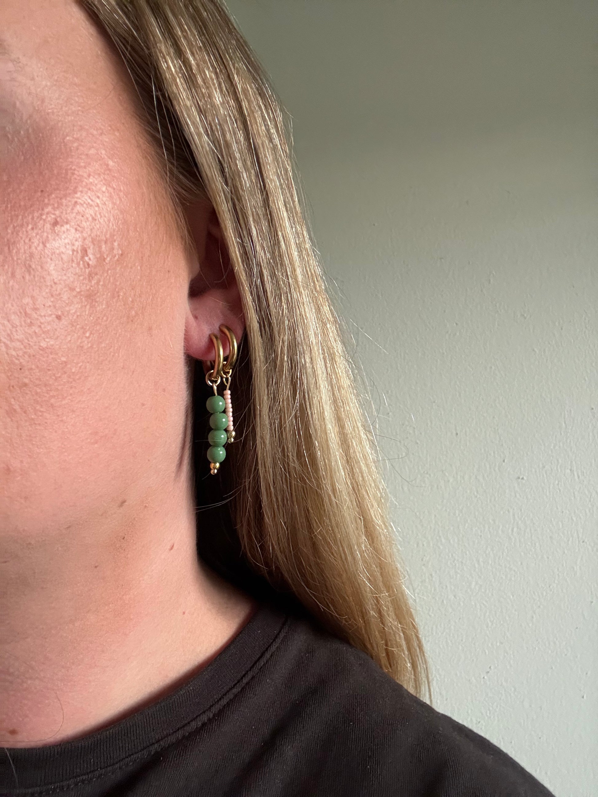 Olive hoops zijn handgemaakt en stainless steel met olijfkleur kralen