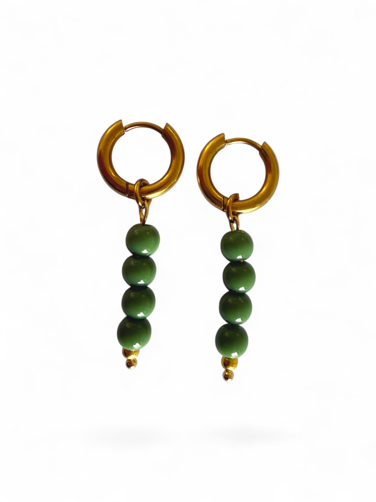 Olive hoops zijn handgemaakt en stainless steel met olijfkleur kralen