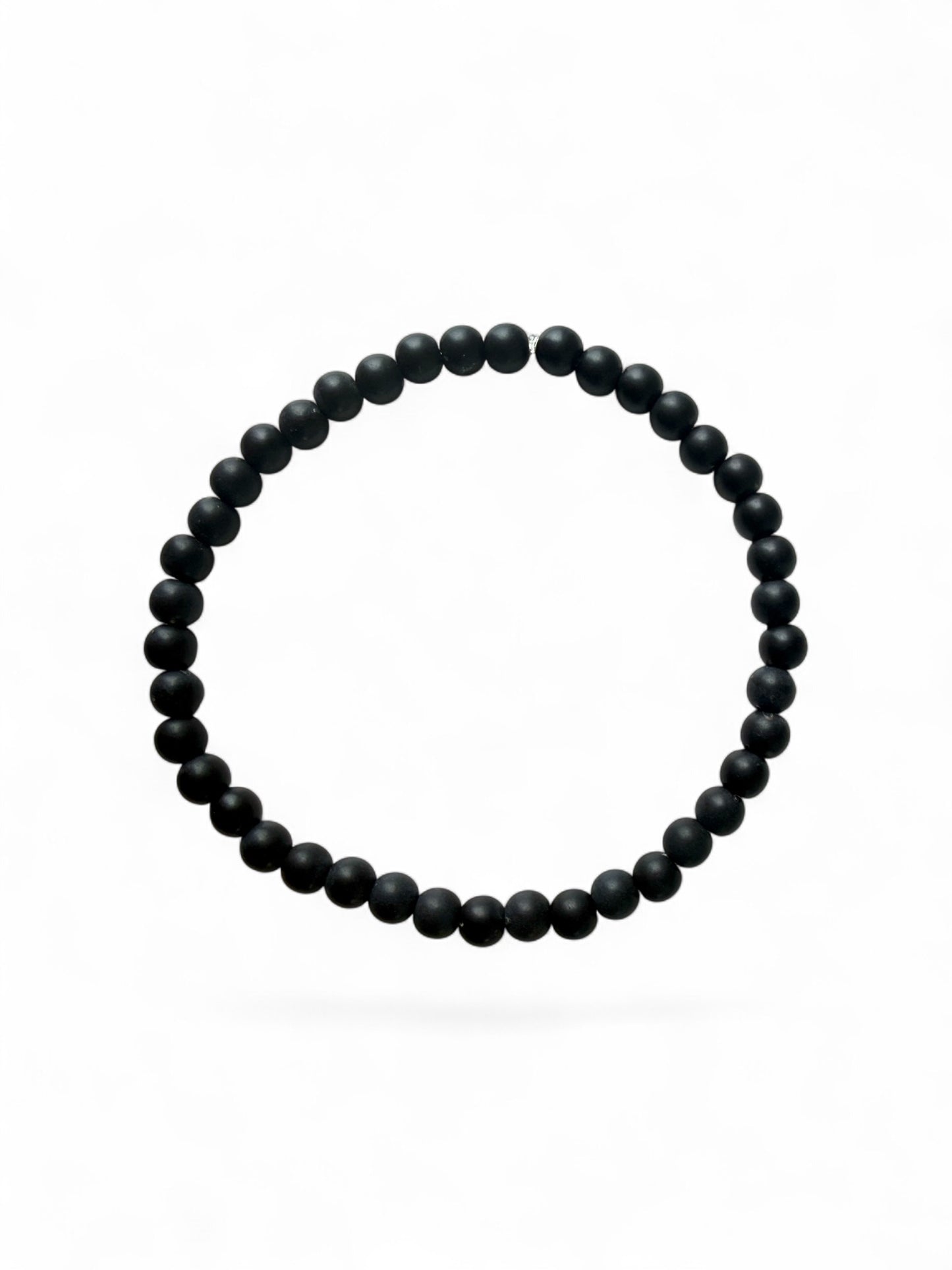 De onyx set is een handgemaakte armband voor volwassenen en hun mini’s in de kleur zwart. 