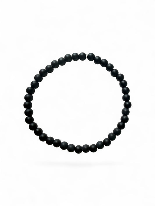 De onyx set is een handgemaakte armband voor volwassenen en hun mini’s in de kleur zwart. 