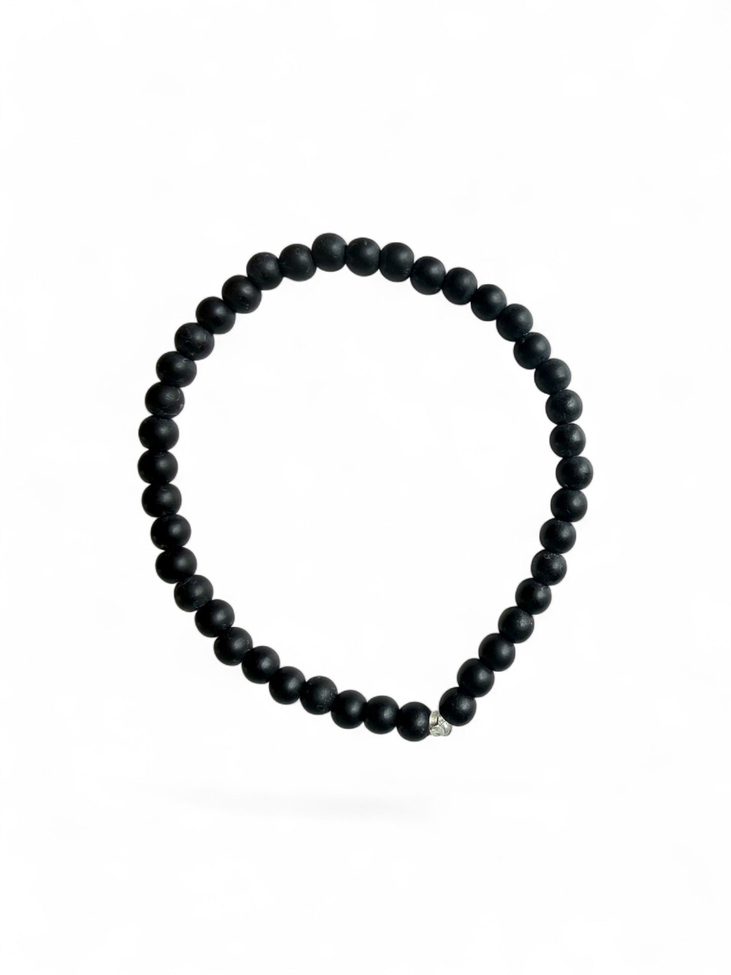 De onyx set is een handgemaakte armband voor volwassenen en hun mini’s in de kleur zwart. 