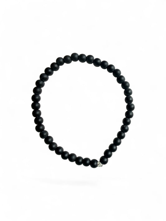 De onyx set is een handgemaakte armband voor volwassenen en hun mini’s in de kleur zwart. 