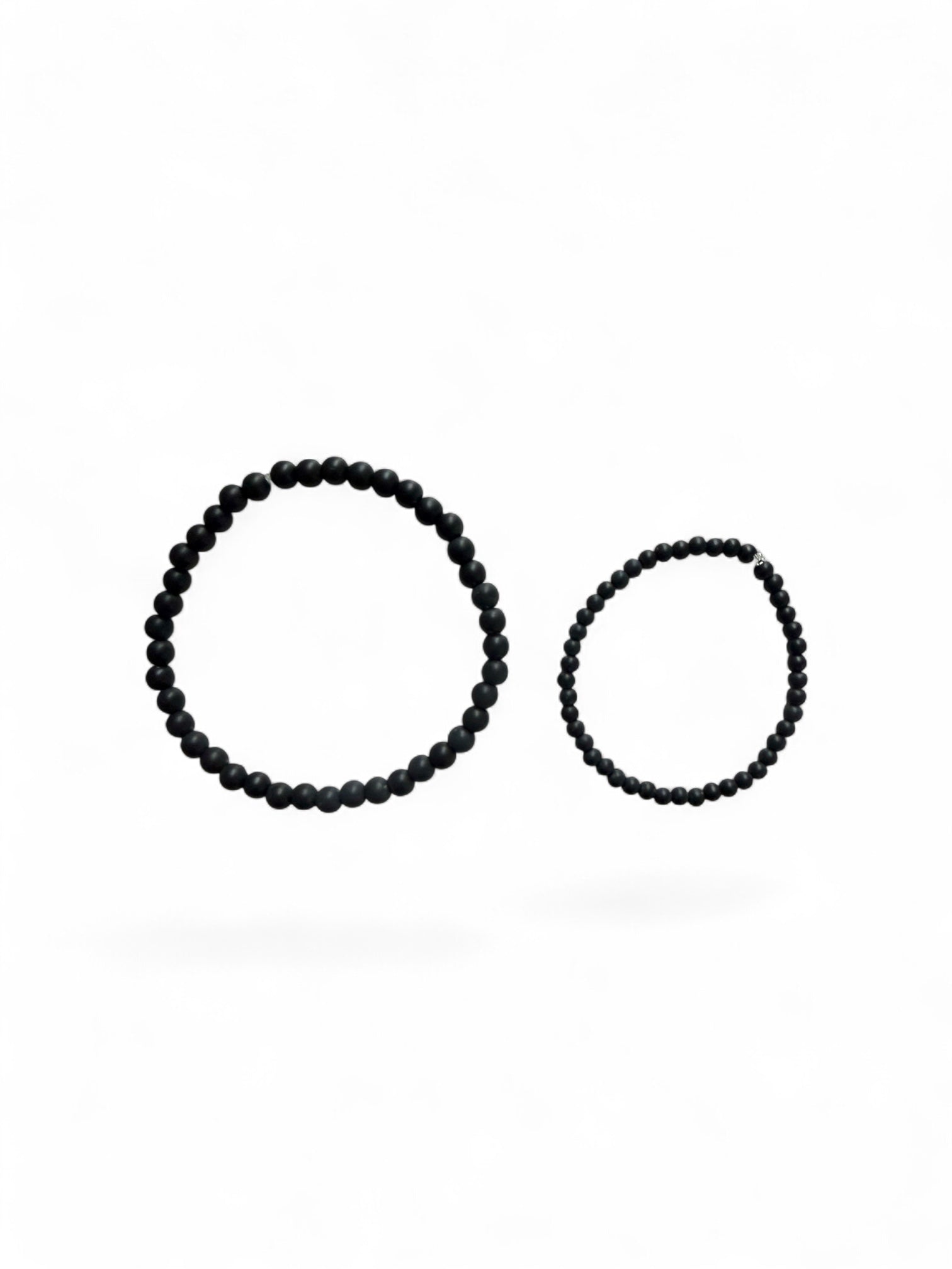 De onyx set is een handgemaakte armband voor volwassenen en hun mini’s in de kleur zwart. 