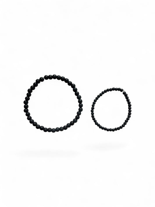 De onyx set is een handgemaakte armband voor volwassenen en hun mini’s in de kleur zwart. 