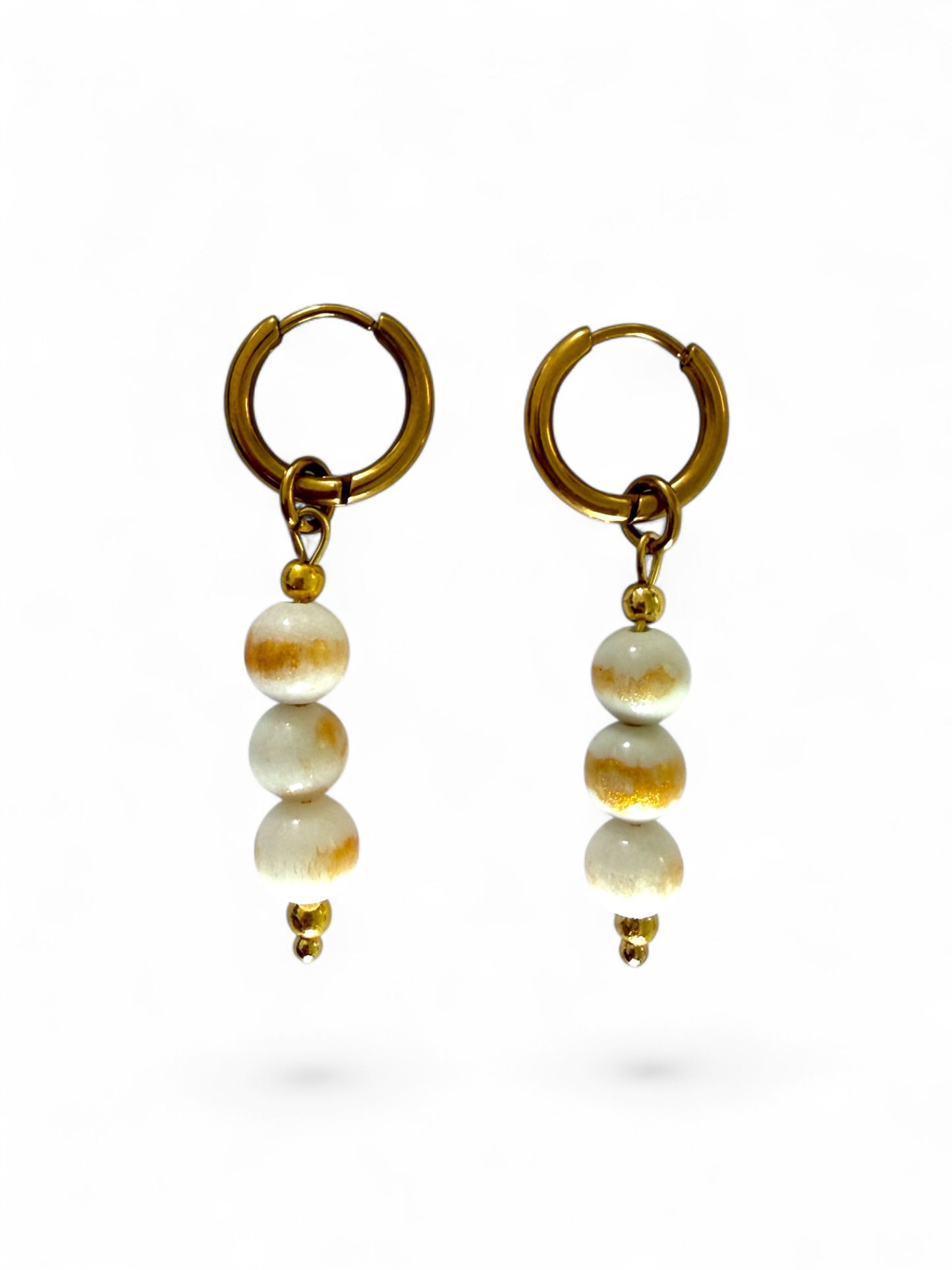 Sand hoops met witte en beige kralen
