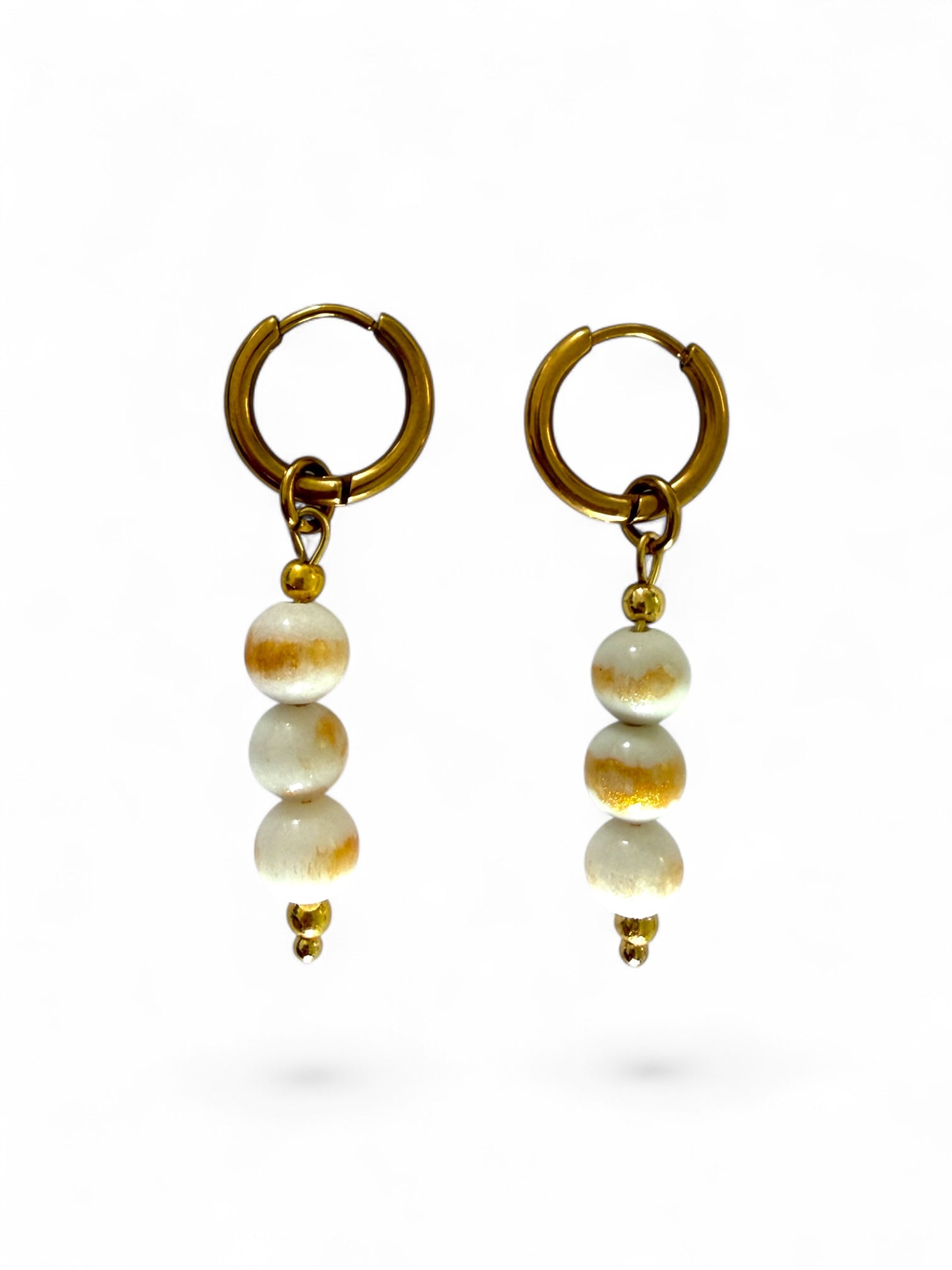 Sand hoops met witte en beige kralen
